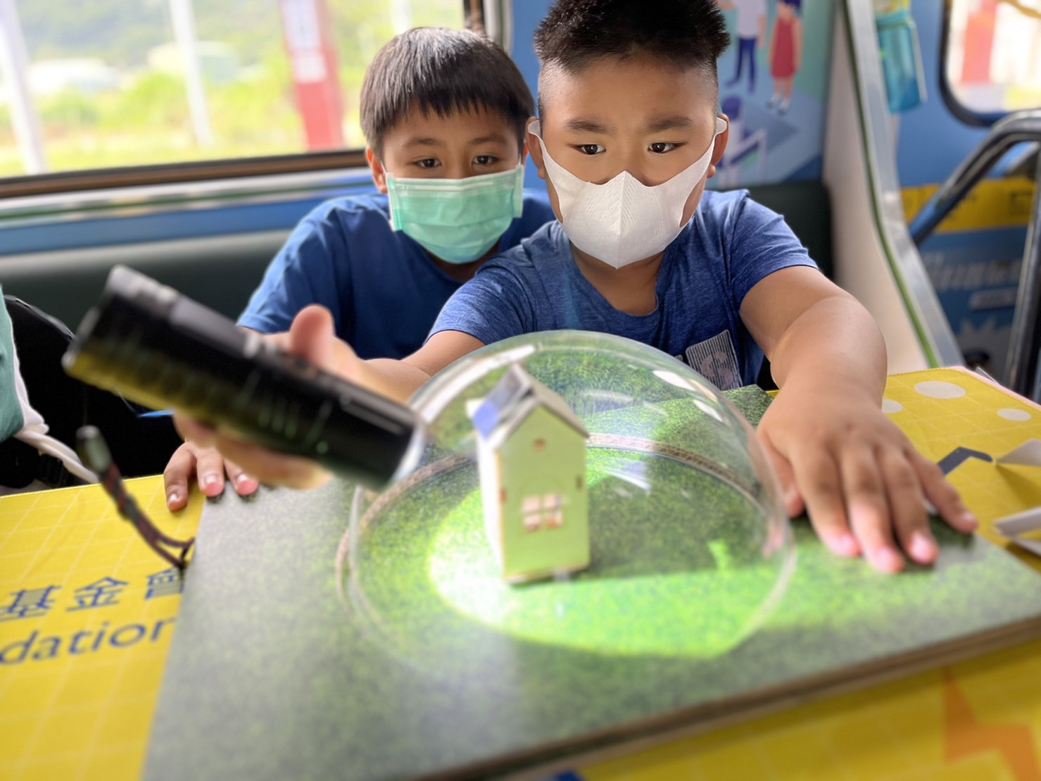 人生就是博參與基礎科學主題車廂，以STEAM教學精神，設計「逐日科學家」、「太陽能工程師」以及「淨零建築師」三大能源科普課程和實驗
